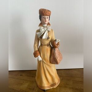 Vintage 1981 Mrs. Albee Porcelain Figurine Award